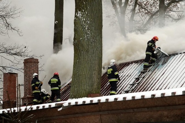 Płomienie objęły dach budynku. Strażacy musieli wycinać blachę, żeby dostać się do drewnianej konstrukcji.