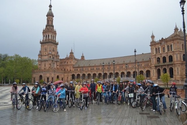 W Sevilli uczniowie z krajów europejskich wybrali się na wycieczkę rowerową. 