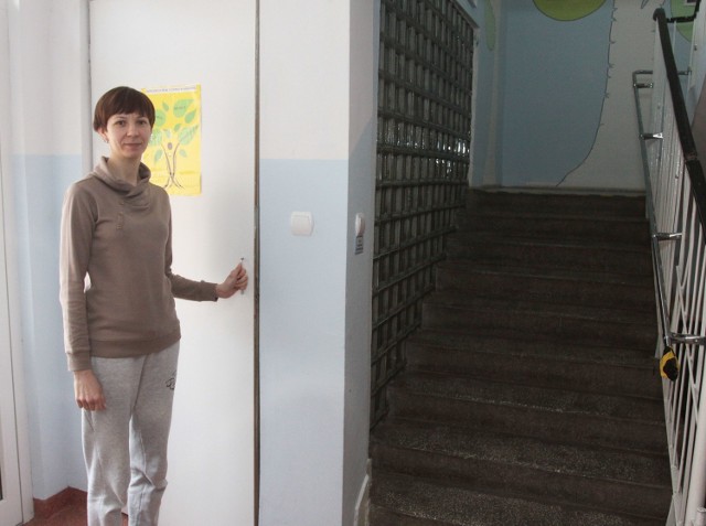 Miejsce na windę już mamy - pokazuje Anna Marchewka ze Stowarzyszenia Budujemy Przystań.