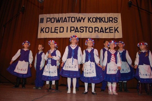 Zespół folklorystyczny z Niepublicznej Szkoły Podstawowej w Olszewce koło Nakła nie wyśpiewał na przeglądzie nagrody, a na scenie prezentował się pięknie w ludowych, krajeńskich strojach.