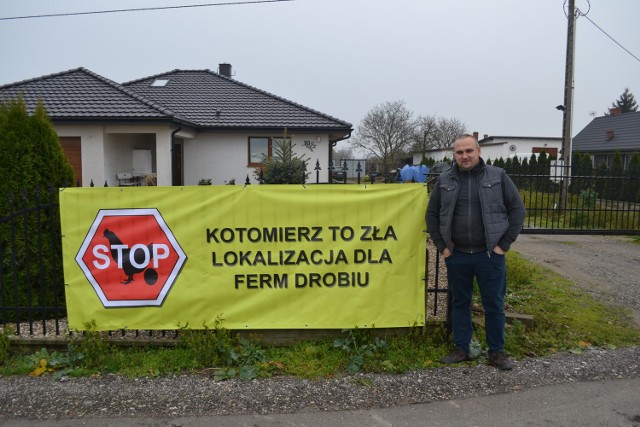 Banerów potępiających budowę fermy drobiu w Kotomierzu i okolicznych wsiach pojawiło się już siedemdziesiąt. Waldemar Łazarski, mieszkaniec ulicy Podgórnej zapowiada, że jeszcze nie znikną...