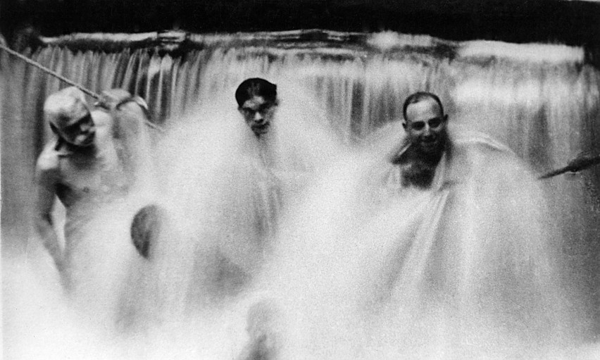Józef Piłsudski (pierwszy z lewej) w kąpielisku kaskadowym...