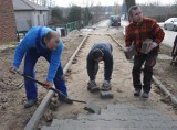 Absurd! W Świebodzinie najpierw położyli chodnik, a teraz go zwijają! 