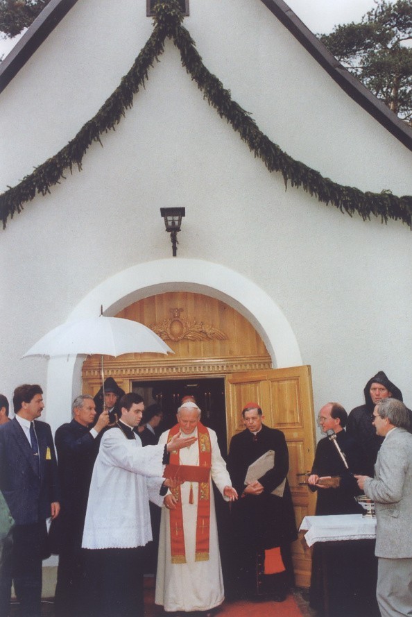 Jan Paweł II święci niedawno zbudowaną kaplicę Matki Boskiej...