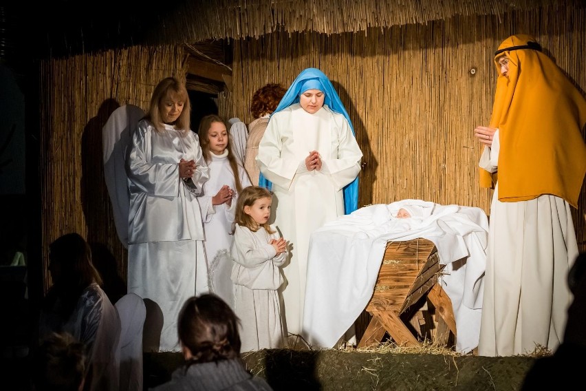 Żywa szopka stanęła w niedzielę, 25 grudnia w parafii Matki...
