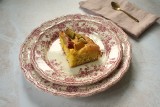 Ciasto drożdżowe z rabarbarem na podwieczorek. Wypróbuj przepis na puszysty wypiek z sezonowym warzywem. Znamy trik na dłużej świeże ciasto
