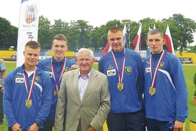 Dawid Nitka (od lewej) wraz z kolegami ze sztafety 4x100 m Jakubem Gasikowskim, Mateuszem Chrzanowskim, Kubą Kuziemskim i trenerem Stanisławem Olczykiem