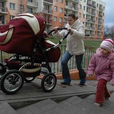 - Podjazdy na chodnikach są wielkim ułatwieniem - zauważa Joanna Uziębło.