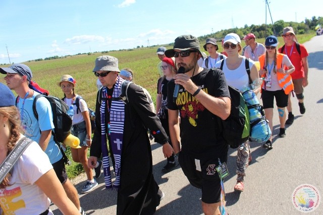 Na trasie Mateusz Żelazny, rzecznik prasowy kieleckiej pielgrzymki. -Upał daje się we znaki, ale bywało już gorzej - mówił nam po pokonaniu wtorkowego etapu.