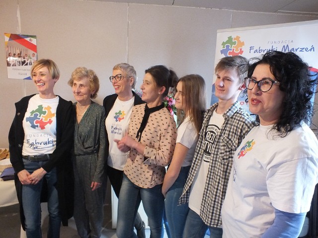 Podczas uroczystego podsumowania, od lewej: Izabela Borowiecka, mama Joanny Milewskiej, Iwona Sołowow, Joanna Milewska, córka Natalia, syn Wiktor, Aleksandra Kwapisz