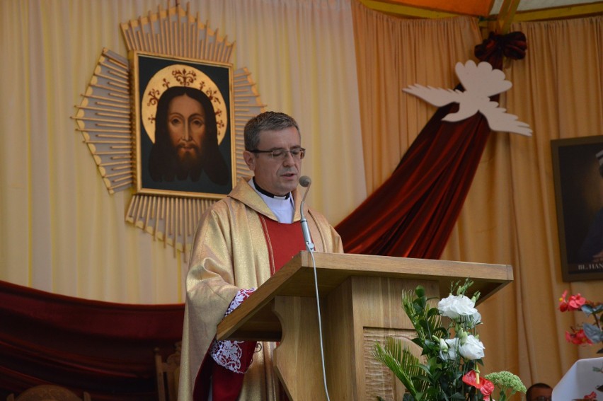 Nowy Sącz.  Msza odpustowa dla dzieci i szczególne błogosławieństwo biskupa Mirosława Gucwy [ZDJĘCIA]