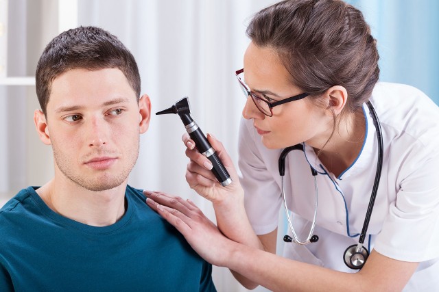 Zapalenie ucha może obejmować ucho zewnętrzne, środkowe i wewnętrzne.