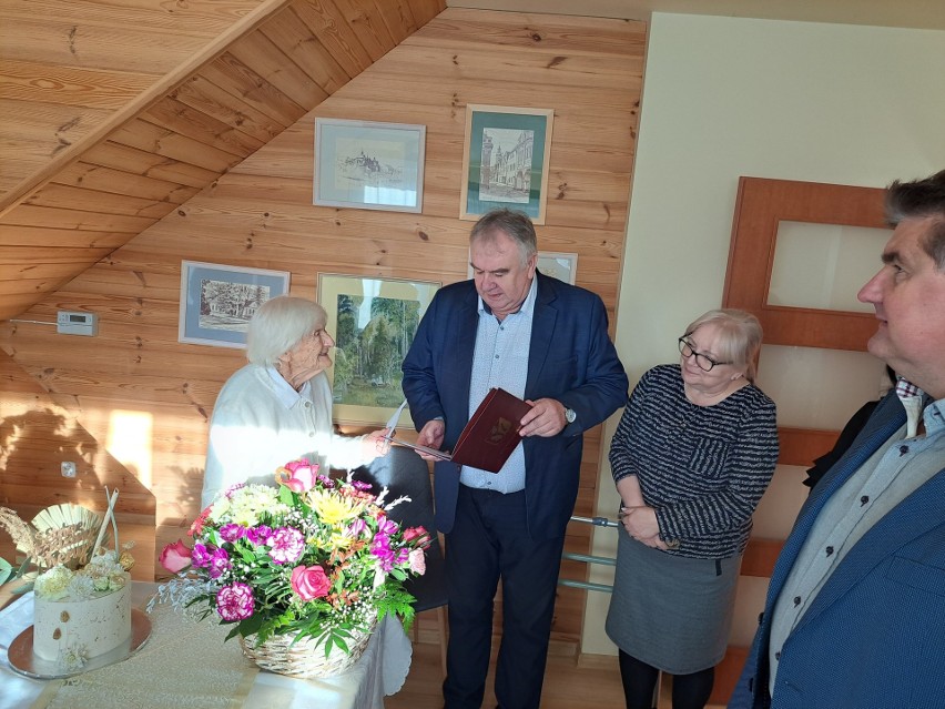 Pani Irena Dębska z Sułkowic, z gminy Chynów obchodziła swoje setne urodziny. Była moc życzeń i prezenty 