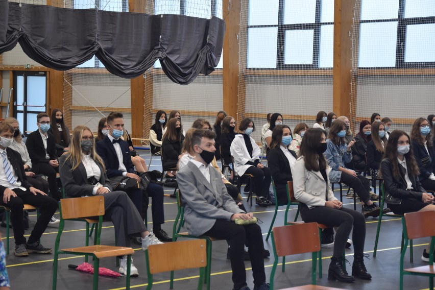 Ponad sześćset uczniów rozpoczęło rok szkolny w ZS nr 1 w Żorach. Nauka zdalna już im się przejadła. Chcą dokończyć go w szkolnych ławach