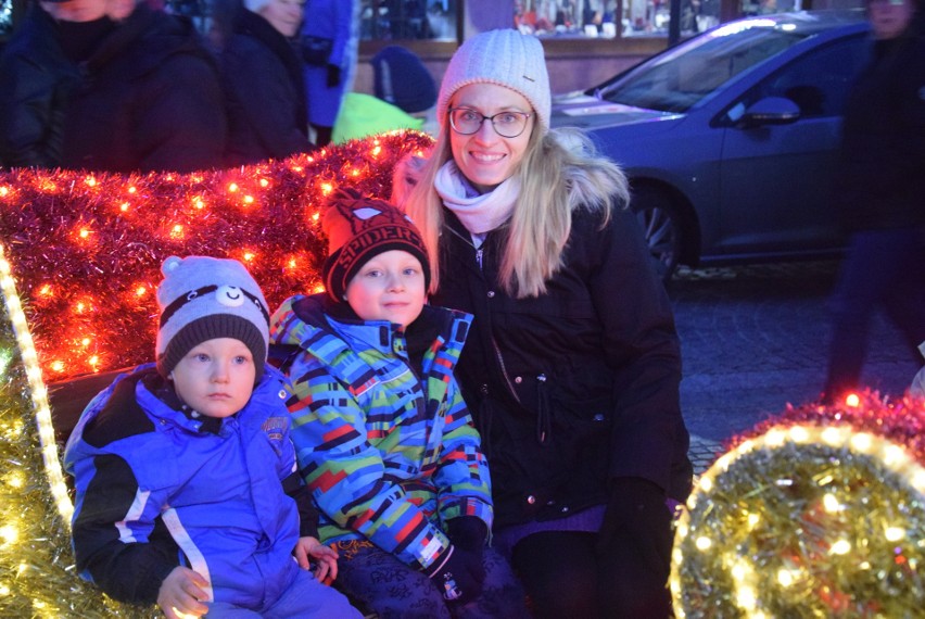 Wielka choinka rozbłysła na Rynku w Kędzierzynie-Koźlu. Mieszkańcy kolędowali w świątecznej atmosferze z chórem Echo Kresów