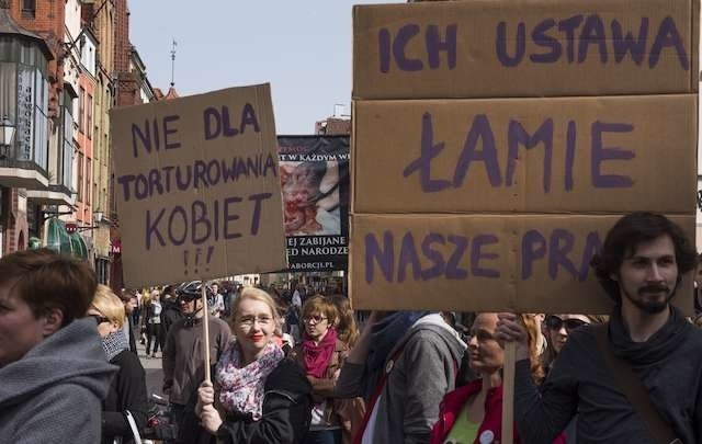 Partia Razem i wiele zgromadzonych osób manifestowało przeciw zaostrzeniu prawa do antyaborcji. Z kontrmanifestacją pojawiła się Fundacja Pro - Prawo do życia, będąca za całkowitym zakazem aborcji.