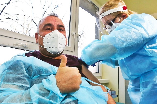 Prof. Jarosław Drobnik, naczelny epidemiolog Uniwersyteckiego Szpitala Klinicznego to pierwszy wrocławianin zaszczepiony na koronawirusa 