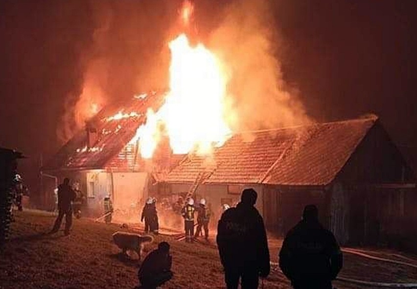 Pożar w Pewli Wielkiej szalał w nocy. Drewniany dom spłonął...