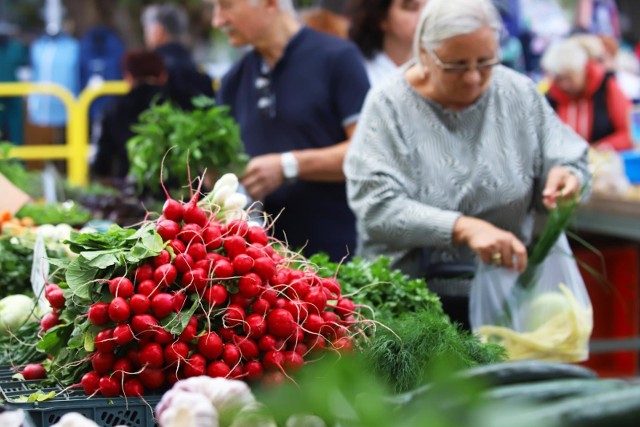 Istnieją rodzaje warzyw, które już dzień czy dwa po zakupie tracą swoje właściwości i zaczynają wyglądać gorzej. Kurczą się, wysuszają i stają się nieapetyczne. Prezentujemy najlepsze sposoby na przedłużenie trwałości warzyw. Dzięki nim rzodkiewka i ogórek zachowają chrupkość na wiele dni, a sałata nie zbrązowieje. Czytaj dalej na kolejnych slajdach galerii.