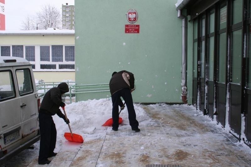 Więźniowie odśnieżają ulice i drogi na Lubelszczyźnie (FOTO)