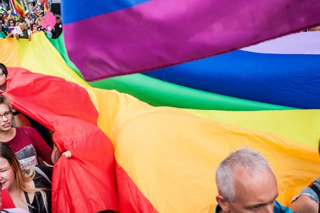 Grupa Stonewall Poznań realizuje program "Szkoła strefą wolną od homofobii i transfobii". To program kierowany do nauczycieli i pedagogów pracujących w Poznaniu. Jest dofinansowywany ze środków miejskich. Wielkopolski kurator oświaty pyta prezydenta Poznania na jakiej miasto powierza zadania związane ze szkoleniami nauczycieli Stowarzyszeniu Grupa Stonewall oraz prosi o informacje, jakie treści są przekazywane na szkoleniach.