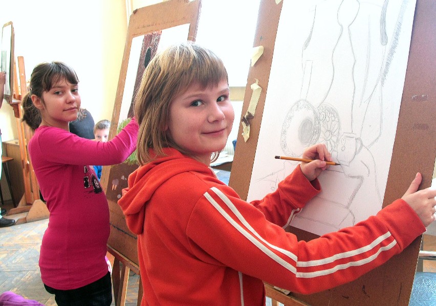 Zajecia plastyczne w pracowni Centrum Kultury Teatr równiez...