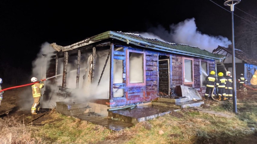 Waniewo. 13 zastępów straży pożarnej gasiło pożar dwóch domów