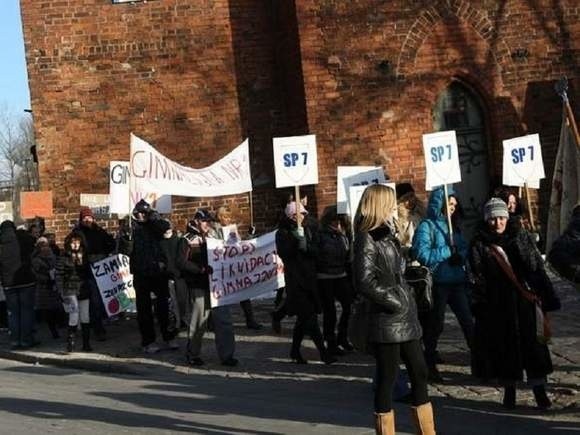 Protest przeciwko likwidacji słupskich szkół.