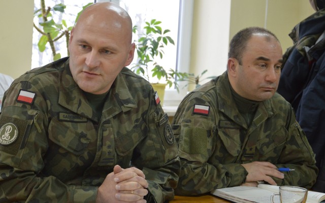 Z lewej podpułkownik Piotr Gadomski, zastępca dowódcy 10. Świętokrzyskiej Brygady Wojsk Obrony Terytorialnej.