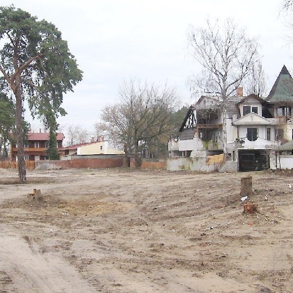 W tym miejscu miasto zaplanowało budowę  dwóch 48-rodzinnych bloków Ciechocińskiego  Towarzystwa Budownictwa Społecznego.  Sąsiedztwo nie podoba się Fundacji (budynek z  prawej). Nie protestują siostry zakonne (w głębi).