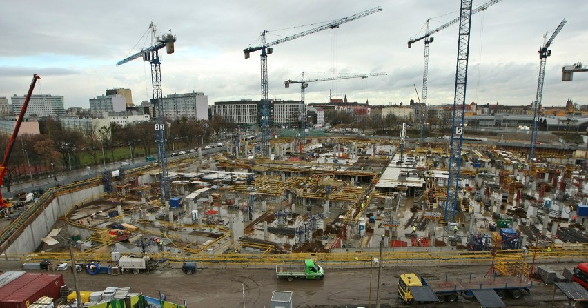 Na budowie jest łącznie 9 dźwigów, pracują niemal non stop....