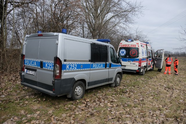 W środę po godz. 9 dyżurny komendy policji w Przemyślu odebrał zgłoszenie od przechodnia o zwłokach kobiety w zaroślach na ul. Obozowej w Przemyślu.- Funkcjonariusze zabezpieczają miejsce zdarzenia jak również podejmują czynności zmierzające do ustalenia personaliów kobiety w wieku około 40 lat - powiedział podkom. Damian Brzyski z Komendy Miejskiej Policji w Przemyślu.Zwłoki znajdują się w pobliżu cmentarza radzieckich i włoskich jeńców wojennych.Aktualizacja, godz. 13.28Policjanci ustalili tożsamość kobiety. To 38-letnia mieszkanka pow. przemyskiego. Decyzją obecnego na miejscu prokuratora zwłoki zabezpieczono do badań. Przyczyna śmierci 38-latki zostanie ustalona. Wiadomo, że kobieta nie była poszukiwana przez policję i nie targnęła się na życie poprzez powieszenie.