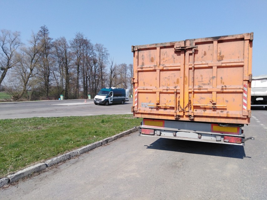 Nielegalny transport odpadów zatrzymali w Gierszowicach pod Brzegiem inspektorzy transportu drogowego