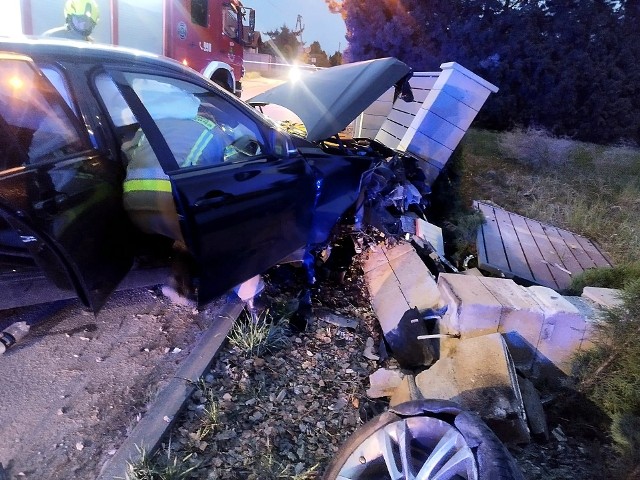 (05.03.2024) Wypadek na ul. Ogrodowej w Bielanach Wrocławskich. BMW staranowało ogrodzenie domu i latarnię.