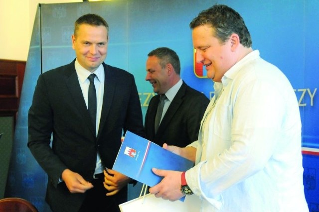 Prezydenci Bruski (w głębi) i Chmara (z lewej) są zadowoleni z współpracy z Osuchem.