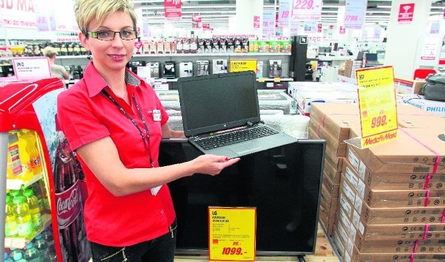 Justyna Borek z Media Markt w Galerii Korona w Kielcach prezentuje wyprzedażowe hity - laptop z programem antywirusowym za 999 złotych i 42-calowy telewizor za 1099 złotych.