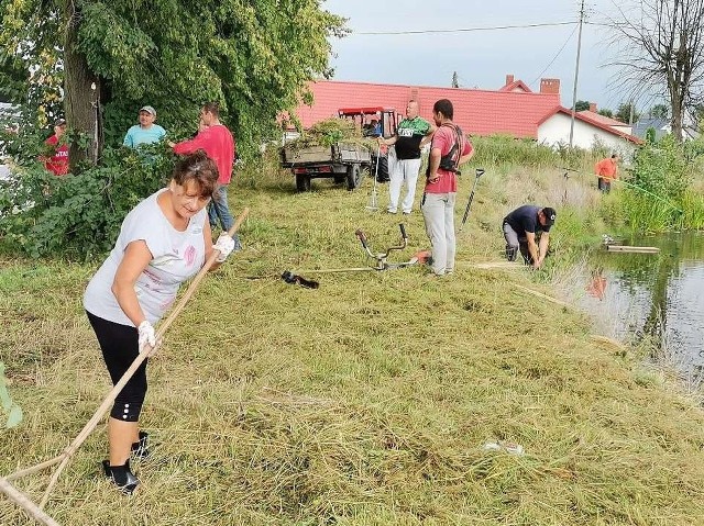 Mieszkańcy Chlewisk sami sprzątali teren wokół stawu świętego Jana.