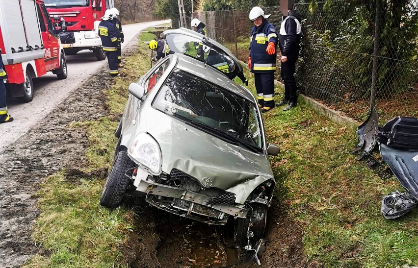Fatalny finał jazdy doliną Popradu. Peugeot rozbił się w przydrożnym rowie w Łomnicy