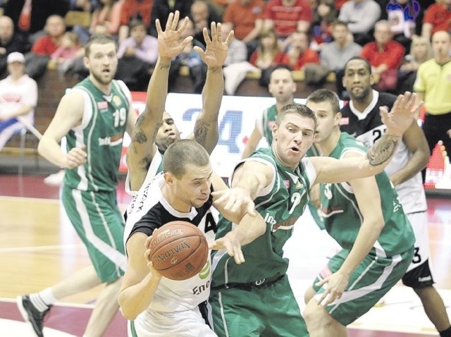 Atakuje Paweł Leończyk, a agresywnie blokują go Walter Hodge (z tyłu) i Marcin Sroka