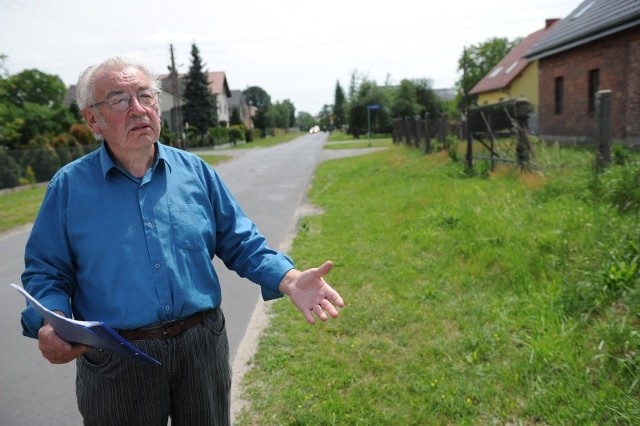 Reinhold Proske: &#8211; Ulicą Mickiewicza przejeżdża ponad 2200 samochodów na dobę. A chodnika tu nie ma.