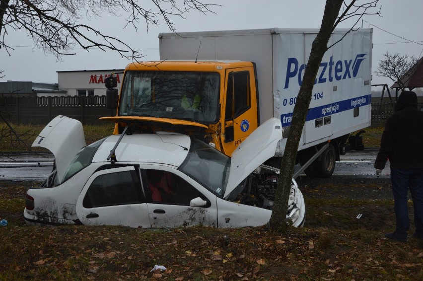 Tragiczny wypadek busa pod Aleksandrowem. Jedna osoba zginęła. Ranni [ZDJĘCIA]