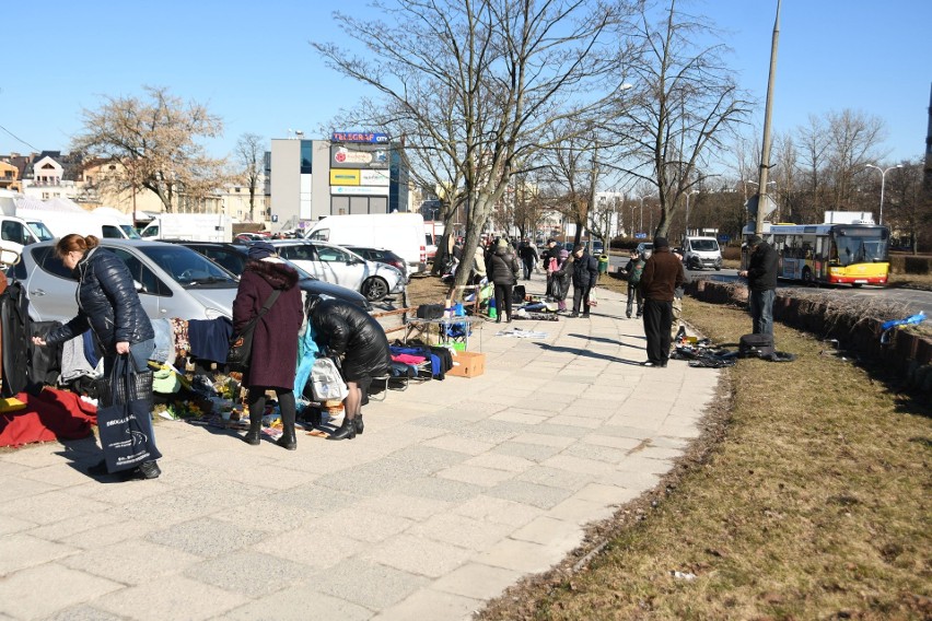 Tłumnie na bazarach w Kielcach w piątek, 11 marca. Rośnie handel "chodnikowy", przybywa wiosennych rzeczy. Zobacz zdjęcia 