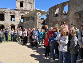 Mnóstwo osób 1 maja odwiedziło Zamek Krzyżtopór w Ujeździe. Turystów  przyciągnęły atrakcje: walki rycerskie oraz pokaz tańców dawnych | Echo  Dnia Świętokrzyskie