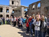 Turystyczne oblężenie w ruinach zamku Krzyżtopór w Ujeździe. Turyści chętnie korzystali z pięknej majowej pogody. Zobacz zdjęcia i film