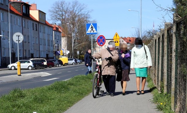 Czytelniczka z ul. Paderewskiego twierdzi, że część rowerzystów jeździ po chodniku, na której nie ma wyznaczonej ścieżki.