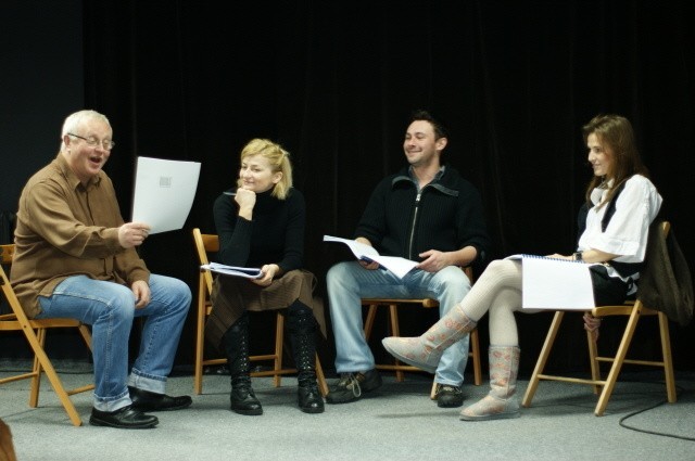 Jedną ze scen sztuki &#8221;Wujaszek Wania&#8221; próbują: od lewejreżyser Linas Zaikauskas oraz aktorzy :  Agnieszka Wilkosz, Wojciech Wachuda i Honorata Witańska.