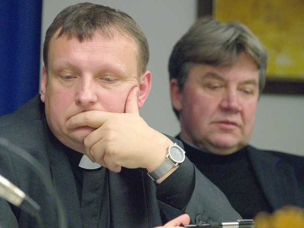 Podczas konferencji prasowej &#8211; przedstawiciele Rady Ekumenicznej (od lewej) ksiądz Janusz Staszczak z Kościoła Ewangelicko-Augsburskiego i ksiądz Mikołaj Lewczuk z Autokefalicznego Kościoła Prawosławnego. 