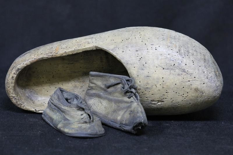 Myszka Miki z Birkenau, czyli dziecięcy symbol radości w miejscu ludobójstwa