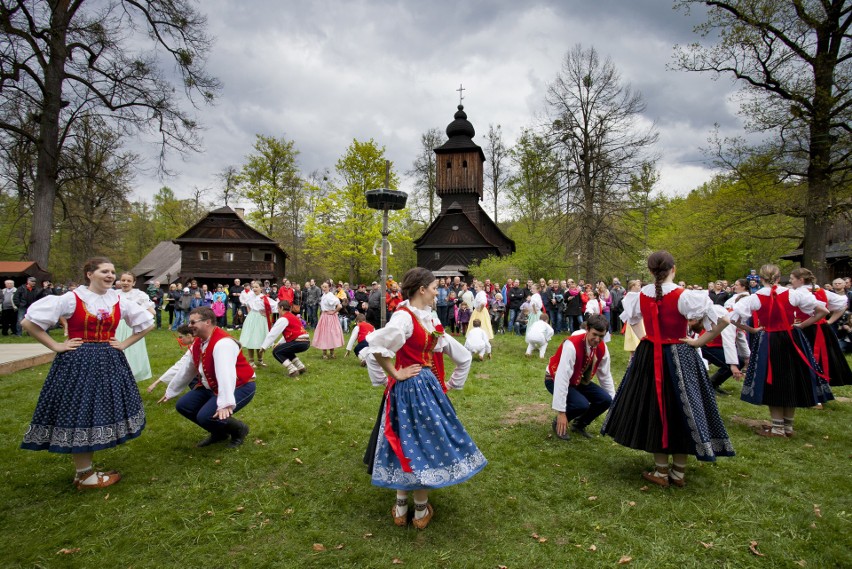 Wielkanoc w Czechach. Wysmagają dziewczęta i kobiety