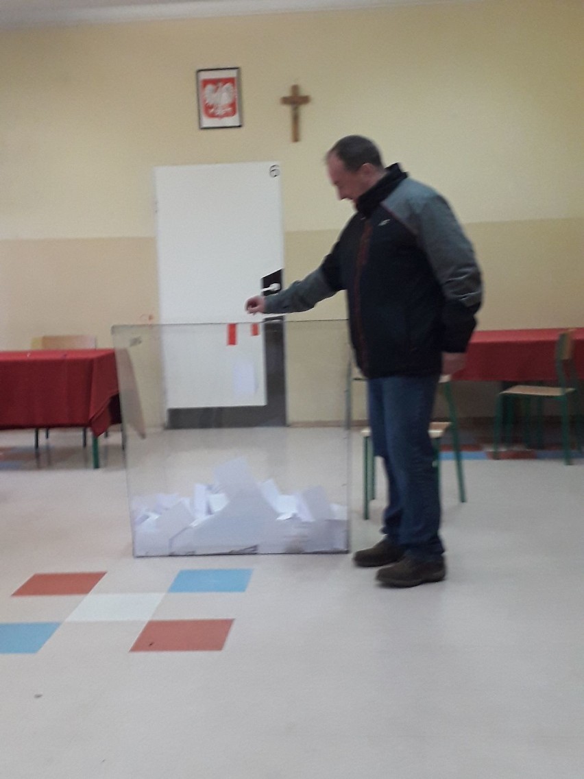 Wybory samorządowe 2018. Mieszkańcy gminy Radków głosują w drugiej turze [ZDJĘCIA]